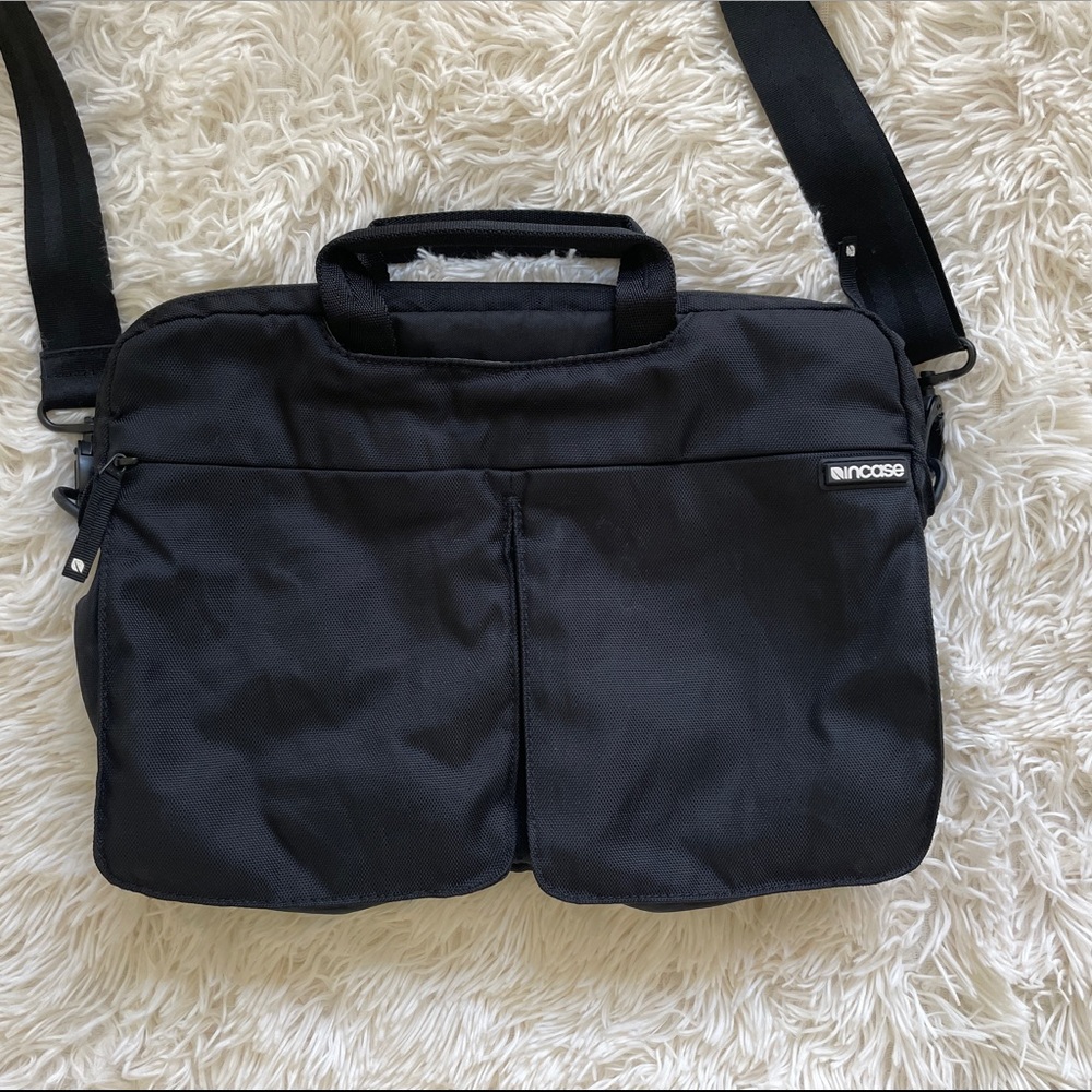 Incase laptop bag fits 13" Macbook